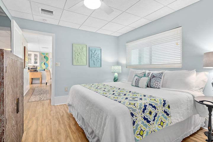 Chambre bleue en bas :
L'une des deux chambres de l'appartement du 1er étage. Lit king size, grand écran HDTV et lave-linge/sèche-linge pratique facilitent le lavage du maillot de bain.