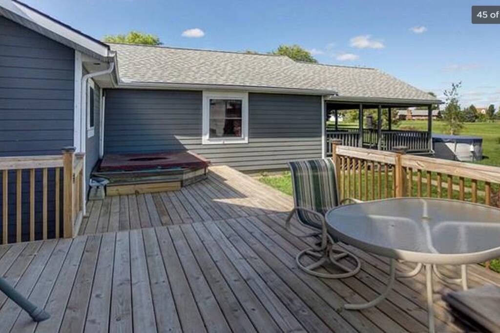 Back porch perfect for sunbathing (Hot tub not in use)