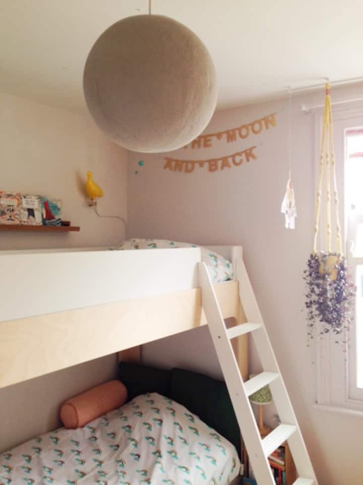 Lits superposés pour plus de 5 personnes, lits simples de grande taille afin que les adultes puissent y dormir si nécessaire.