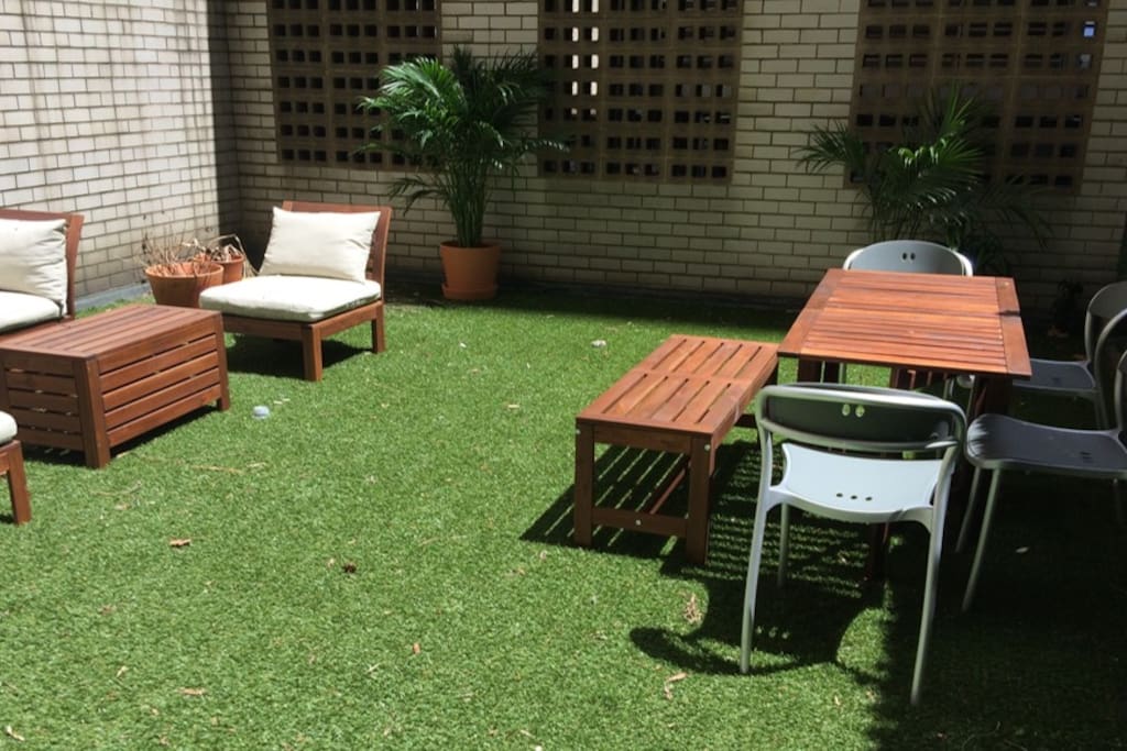 Fully private garden with dining table and seating area