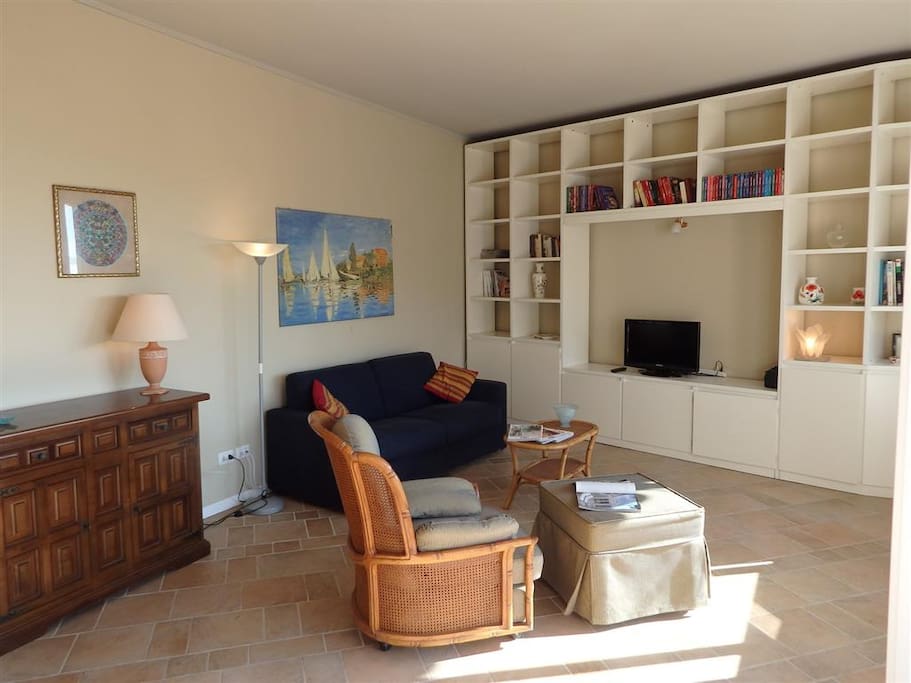 Soggiorno con divano letto matrimoniale
Living room with double sofa bed