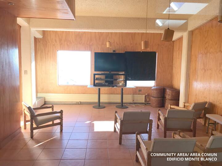 אל תחמיצו משחקי כדורגל גדולים או אירועים גדולים. בבניין יש סלון עם טלוויזיה בכבלים.