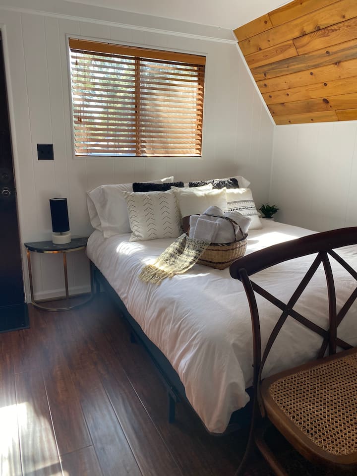 Acogedor dormitorio principal. 