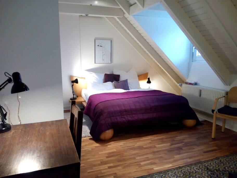 Das neue breite Bett mit Top-Matratzen.