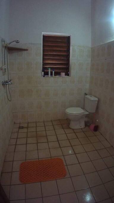 salle d'eau avec douche italienne, lavabo, wc, eau chaude.