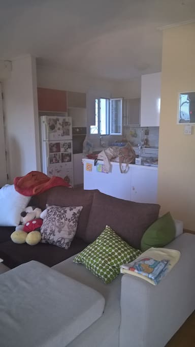 ΚΟΥΖΊΝΑ ΕΝΤΟΙΧΙΖΌΜΕΝΗ ΣΠΙΤΙΟΎ ΜΕ ΟΛΕΣ ΤΗΣ ΟΙΚΙΑΚΕΣ ΣΥΣΚΕΥΕΣ ΓΙΑ ΝΑ ΠΕΡΝΆΕΙ ΟΙ ΟΙΚΟΓΈΝΕΙΑ ΔΗΜΙΟΥΡΓΙΚΆ @ ΌΜΟΡΦΑ!