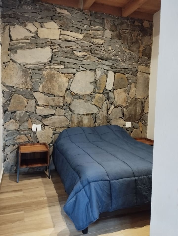 Recámara con cama queen size