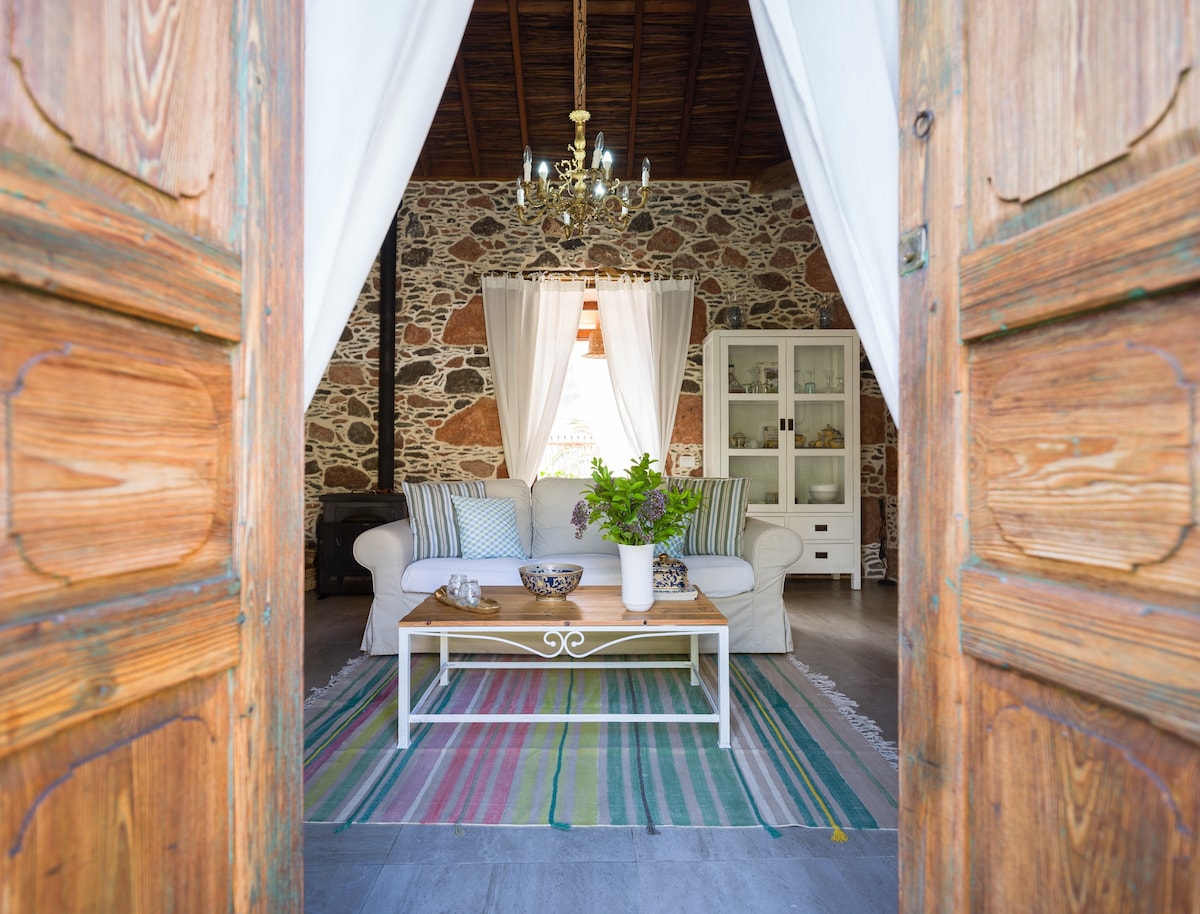 მისაღები ოთახი. გარედან ხედი 