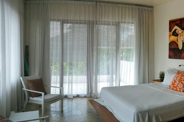 Slaapkamer 1 met balkon en grote badkamer