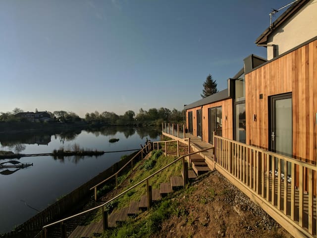 5⭐ Lakeside Family Home, near M60 and Station