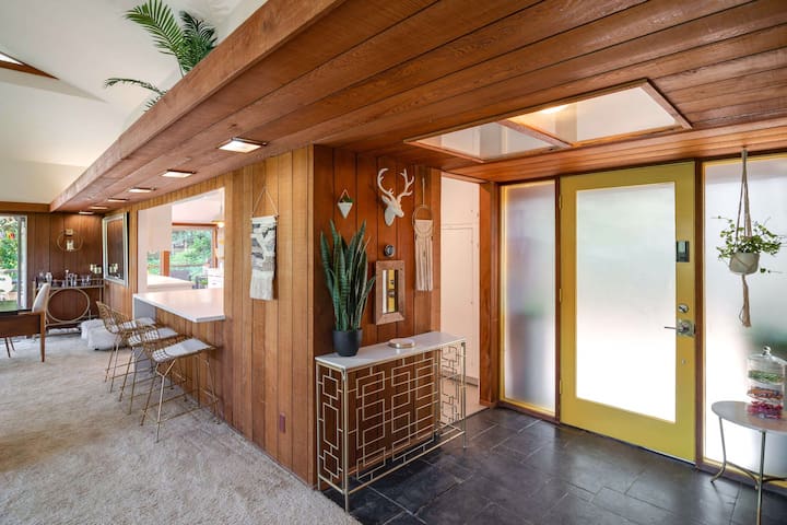 Architectural Gem Mid Century Modern in the Trees