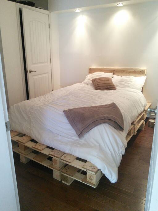 La chambre (Lit double )
Le garde-robe sera a votre disposition.
