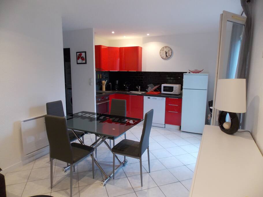 coin repas table verre 4 chaises