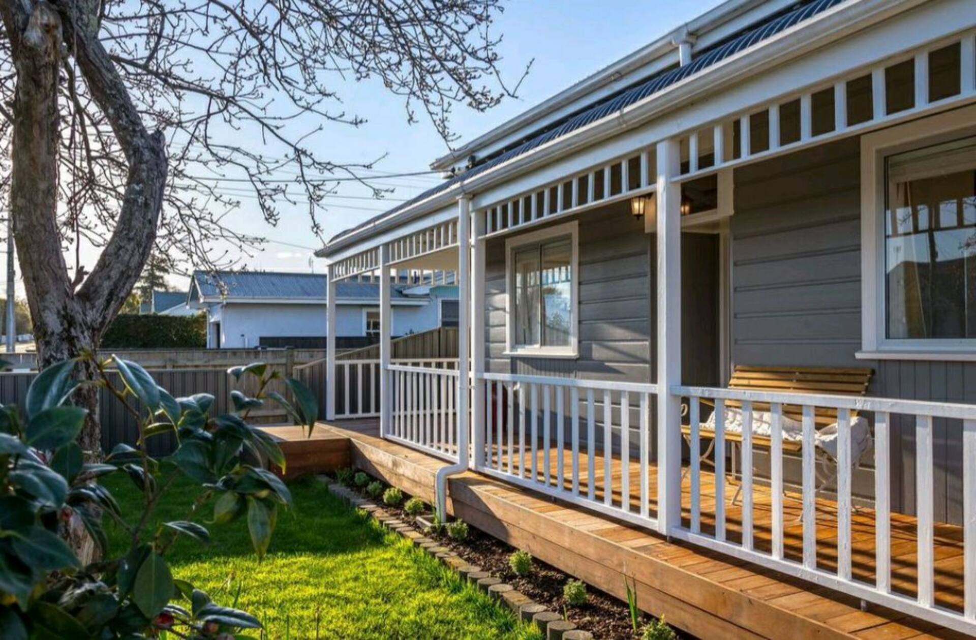 Cole St Cottage- centrally located 1902 cottage
