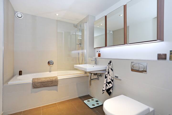 Stunning Central 2-Bed Mezzanine Apartment gallery image 5