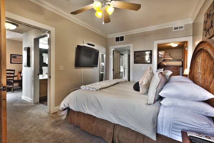 חדר שינה ראשי עם חדר ארונות ואמבטיה ראשית.