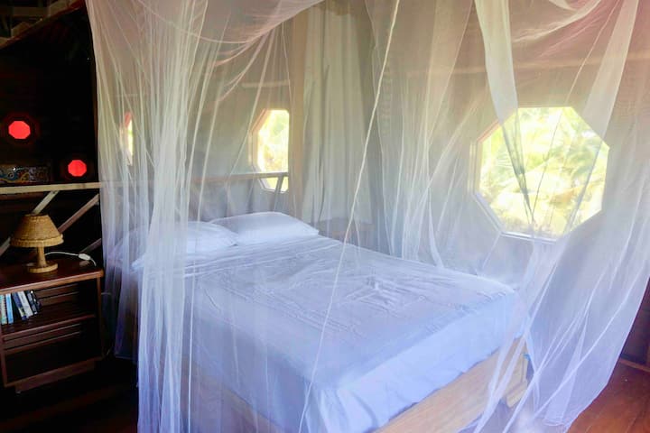 втора спалня - горно ниво - двойно легло - джунгла, лагуна + частичен изглед към океана 