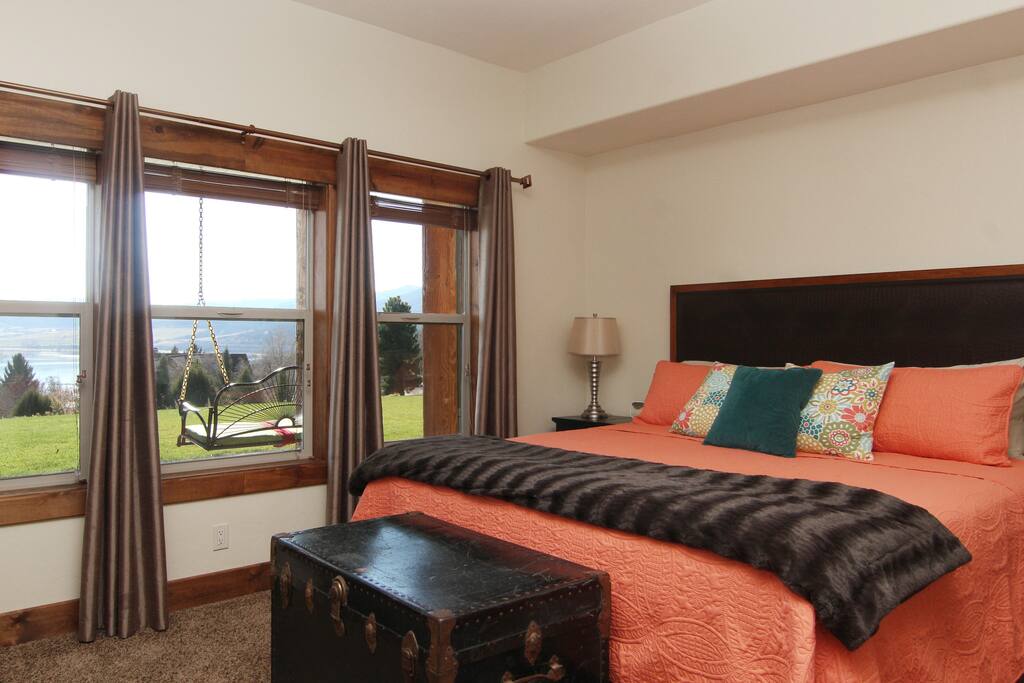 Master Bedroom, 1 king bed.
