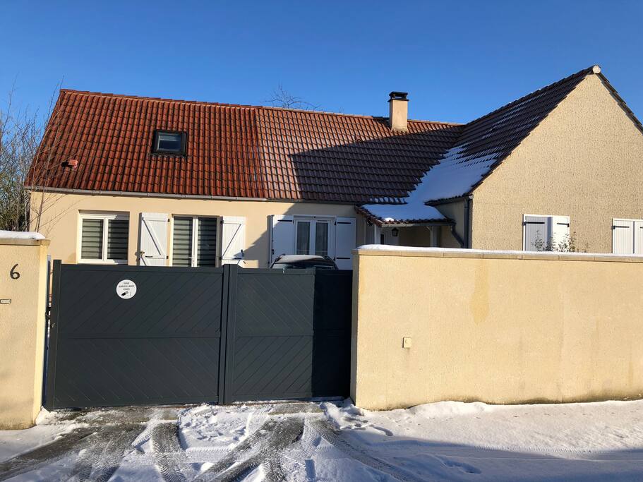 Maison mitoyenne en duplex avec parking sécurisé, terrasse et jardin