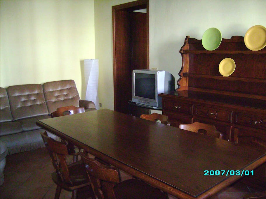 soggiorno con divano, tavola, mobile e TV