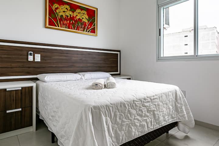 Suite con caja de cama, aire acondicionado y armario personalizado