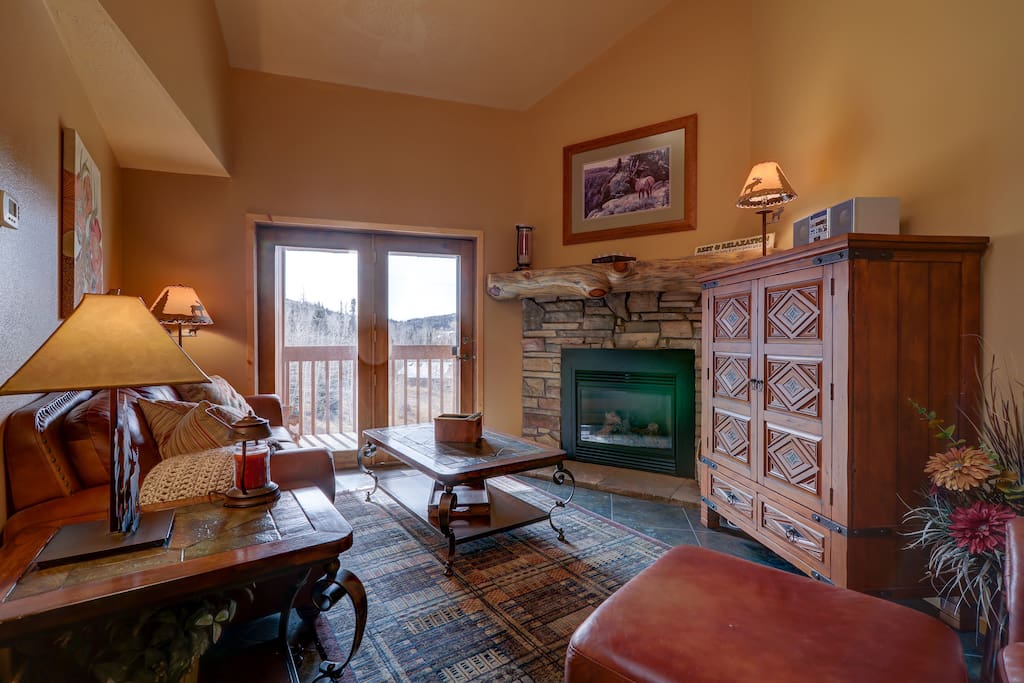 Living Room/Fireplace