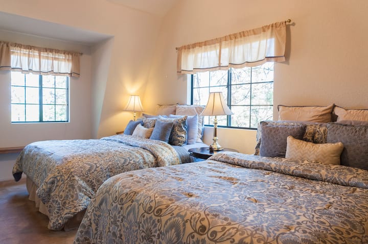 Dos camas tamaño queen para tu comodidad en el dormitorio #1.