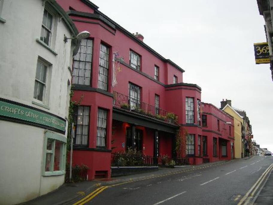 The boutique hotel, The Cawdor, has food and drink every evening and a lovely fireplace and warm atmosphere. This is a 3 minute walk from the cottage.
