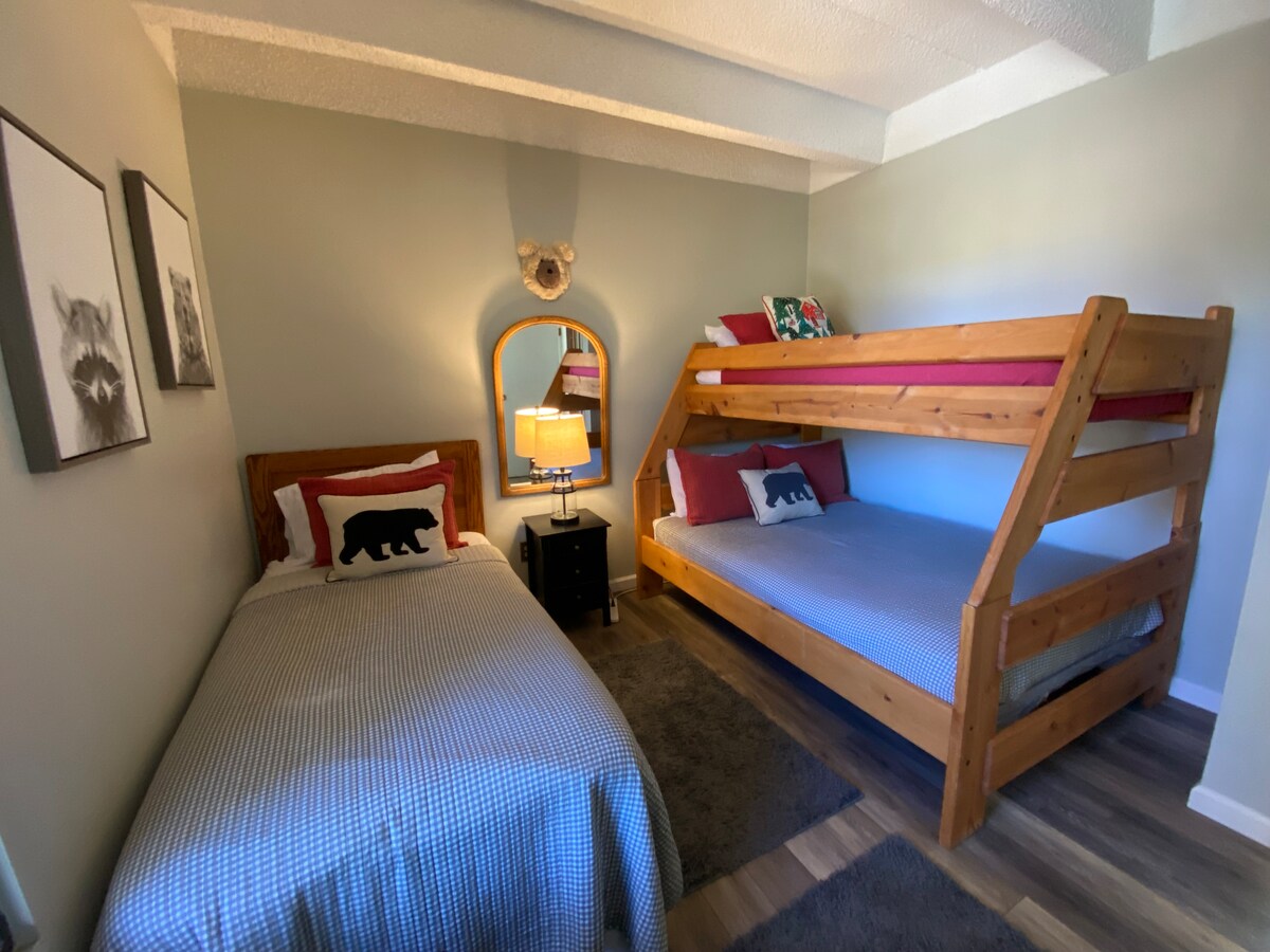 ห้องนอนที่สองพร้อมเตียงแฝดยาวพิเศษและเตียงสองชั้นเต็มหลังและหมี! 