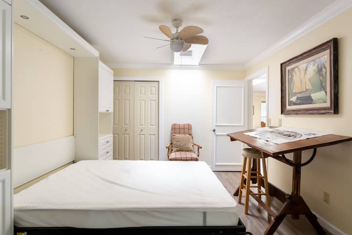 غرفة نوم ثانية. سرير ميرفي بحجم كوين.
