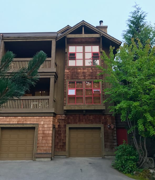 2nd floor unit
Private Balcony & Garage for your use