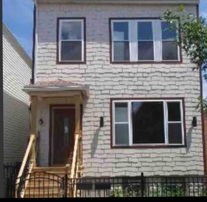 Cozy 2 Bedroom Apt With Free Street Parking. - Chicago