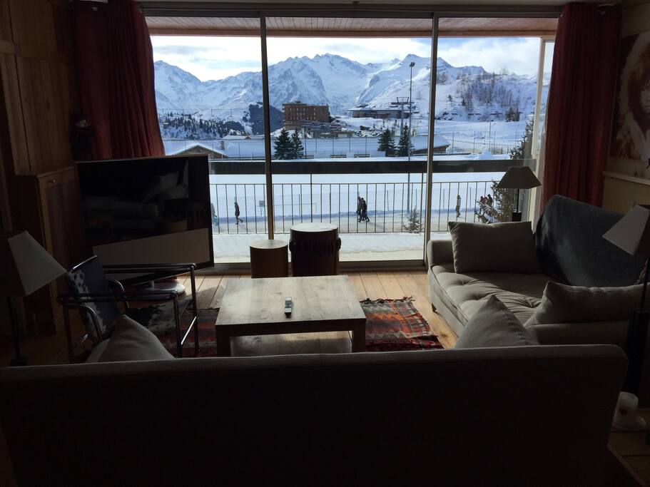 Séjour avec une belle TV B&O, terrasse plein sud