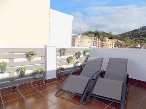 Top performing Airbnb: Bright penthouse just a stone's throw from downtown in Cristo De La Epidemia