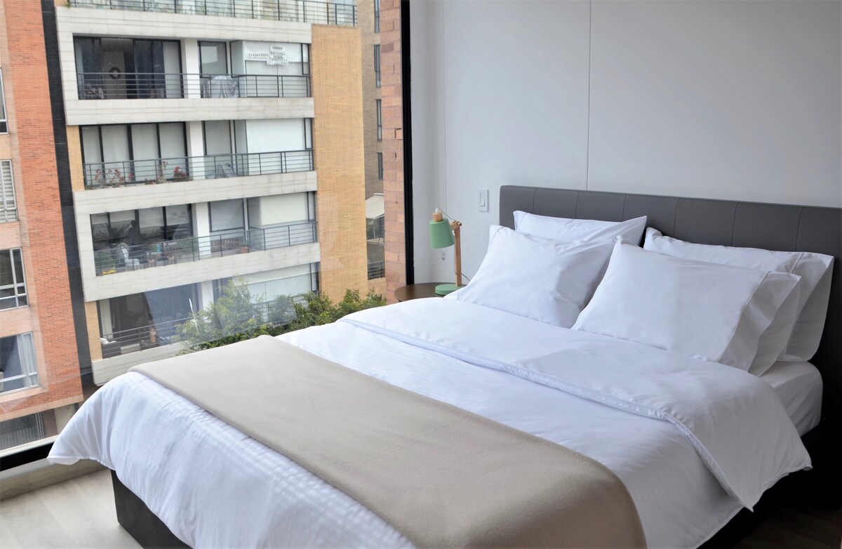 主卧有大窗户和室外景观。/主卧配有大窗户和室外景观。