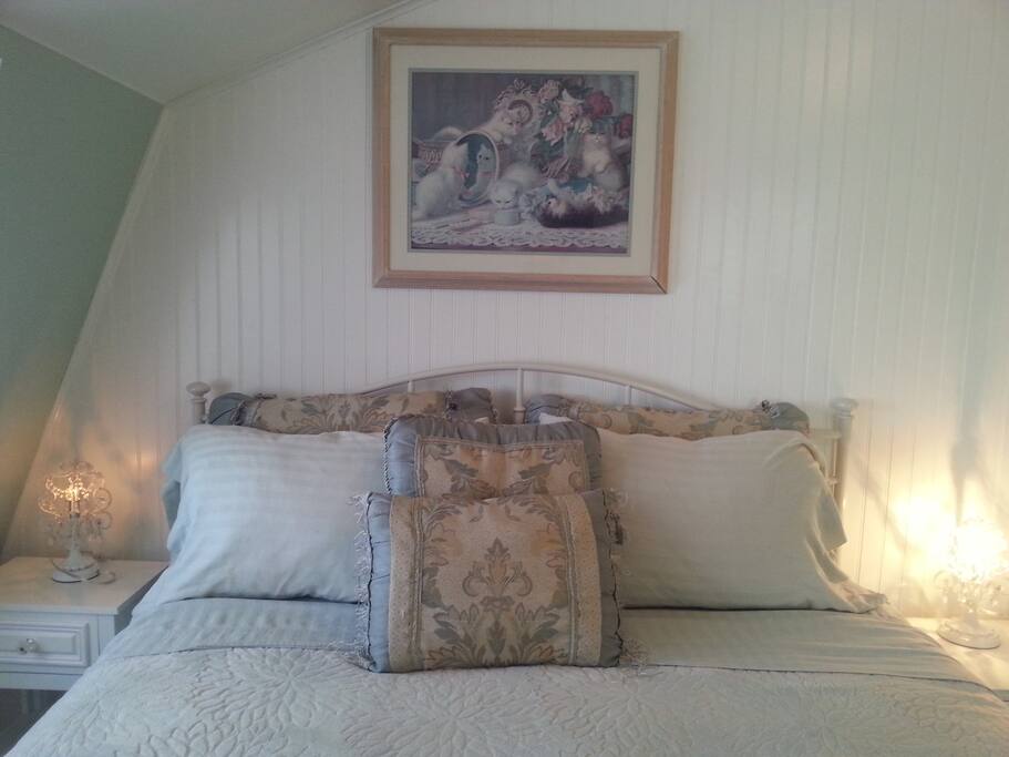 Cottage Queen Size Bed