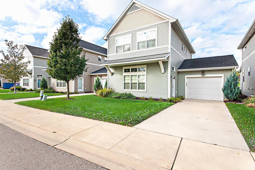 View of entry, 1 car garage and total parking for 2 cars. Additional parking only 1/2 block away.