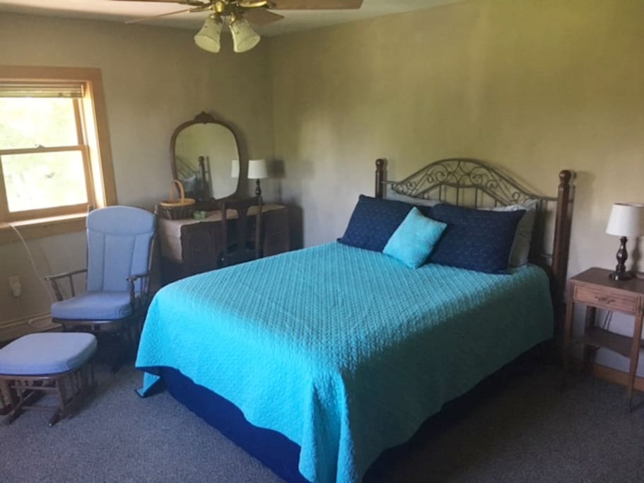 Empire Room: Queen Size Bed, Large Room, Window Seat, Dresser, Closet, Desk