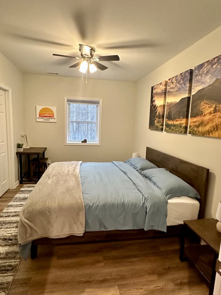 Chumba cha kulala cha chini ya ardhi na kitanda cha ukubwa wa mfalme