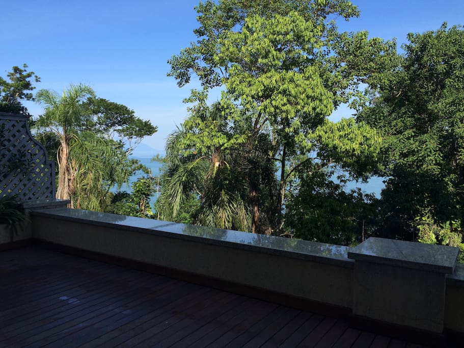 Um Paraíso.... Vista para o mar e para a serra...