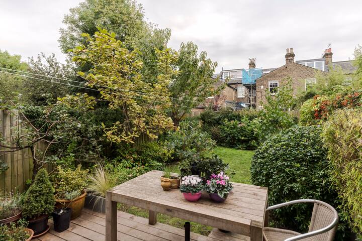 Modern Victorian House NEW LISTING 15min to centre gallery image 3