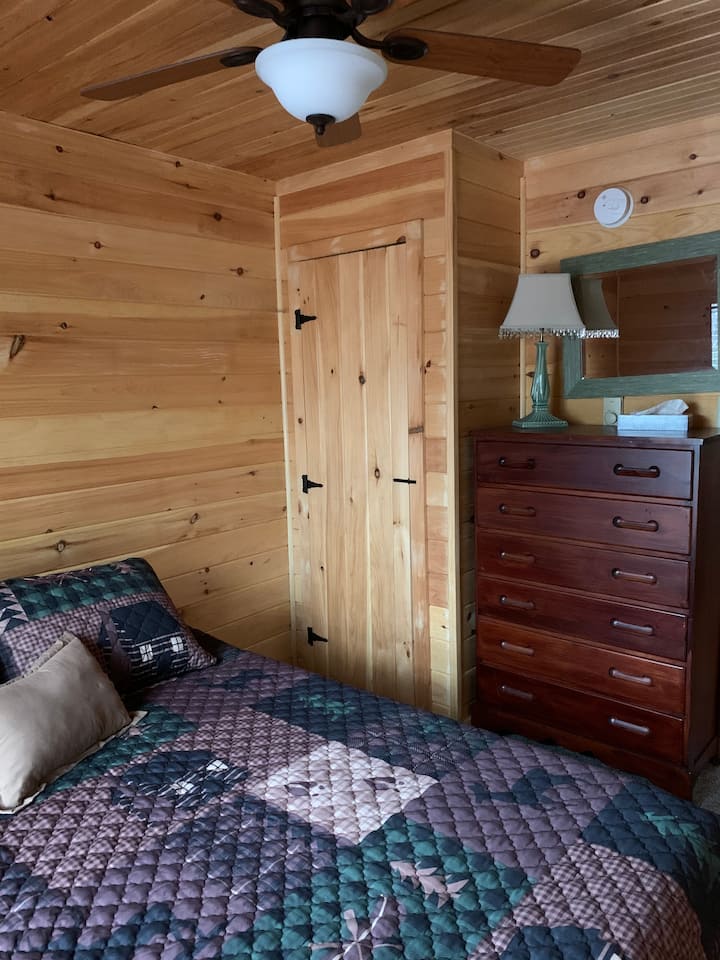 Dormitorio 2: ventiladores de techo en cada habitación.