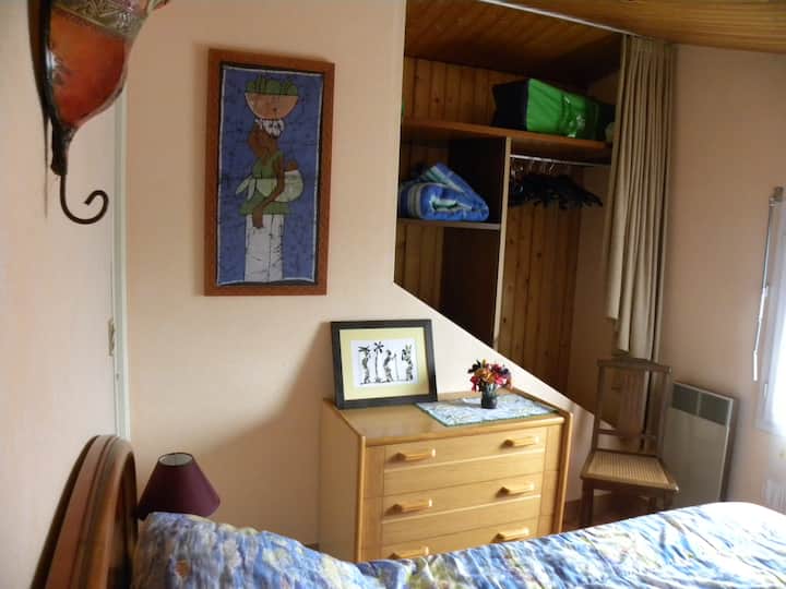 Chumba cha ghorofa 3 na kitanda 1 cha watu wawili na kitanda 1 cha mtoto