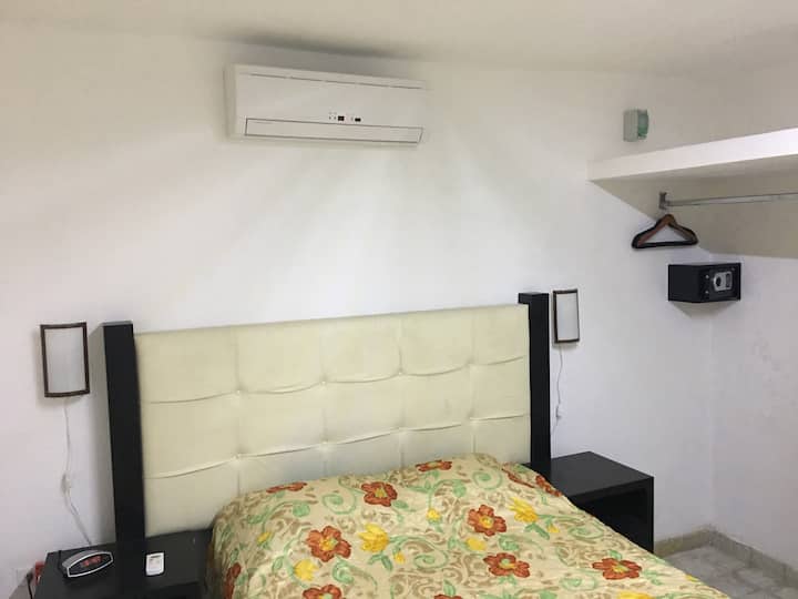 De eerste kamer heeft een tweepersoonsbed, een kluisje, een schoenenrek, een kast, spiegels en een dressoir, evenals airconditioning. 