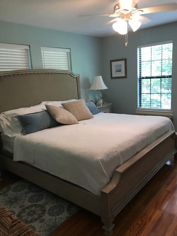 חדר שינה אחורי עם מיטת קינג