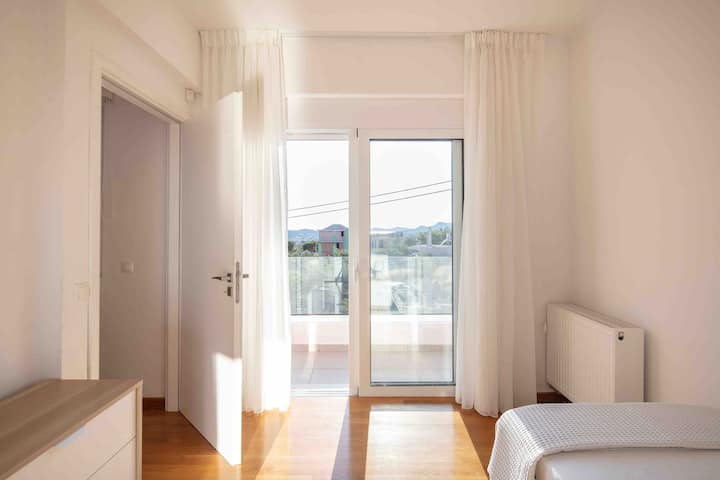 سرير بحجم كبير بإطلالة على البحر/ يطل على لاغونسي وساحل فاركيزا من الشرفة/الطابق العلوي