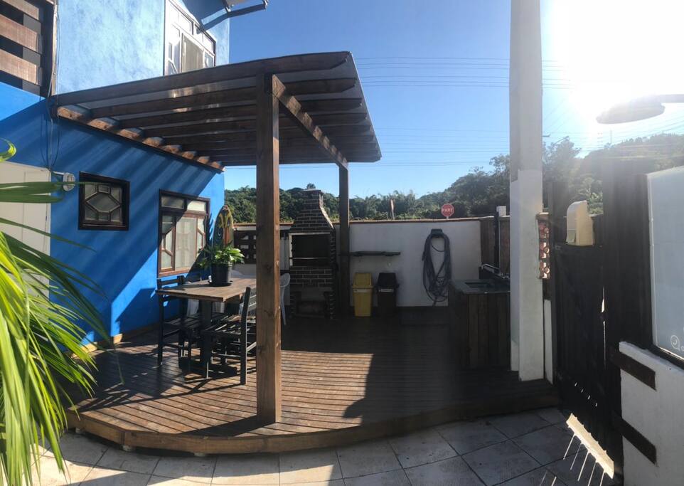 Deck com Pergolado e churrasqueira