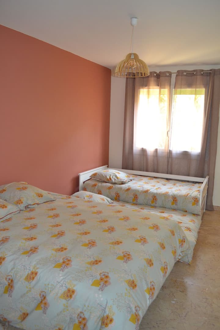 ห้องนอน 2 มีเตียง 140 และเตียง 2 เตียง 90 เตียงมีล้อ 