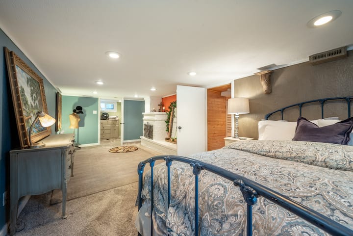 חדר שינה ראשי גדול ומרווח למטה עם חדר ארונות