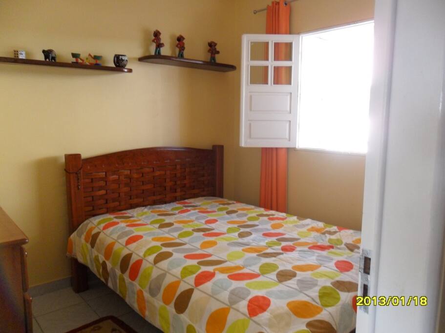 Quarto com cama de casal. Em ambos os quartos se encontra ar condicionado para maior comodidade dos hóspedes.